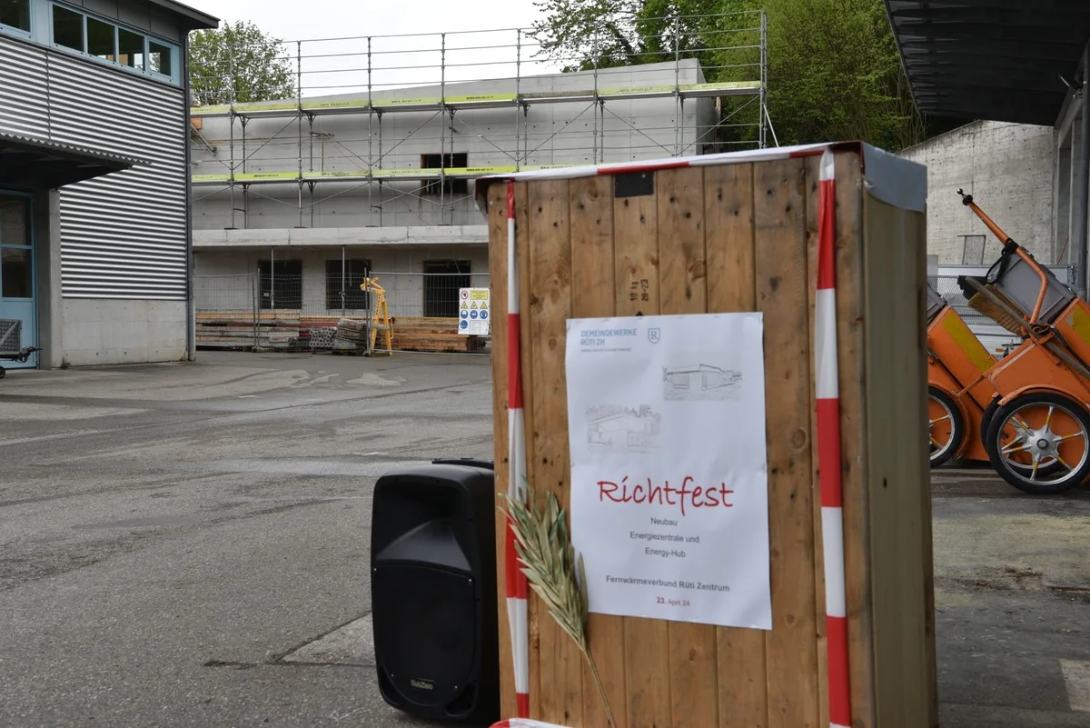 Die Energiezentrale befindet sich seit Mai 2023 im Bau. Richtfest der Energiezentrale in Rüti.